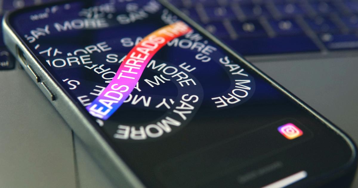 Новый Siri как системный слой iPhone: интерфейс, который ищет, отвечает и запускает действия в iOS