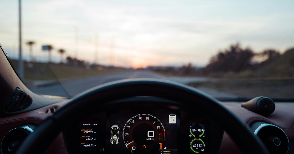 Почему беспроводной Android Auto быстро разряжает батарею телефона в долгой поездке и как снизить расход энергии